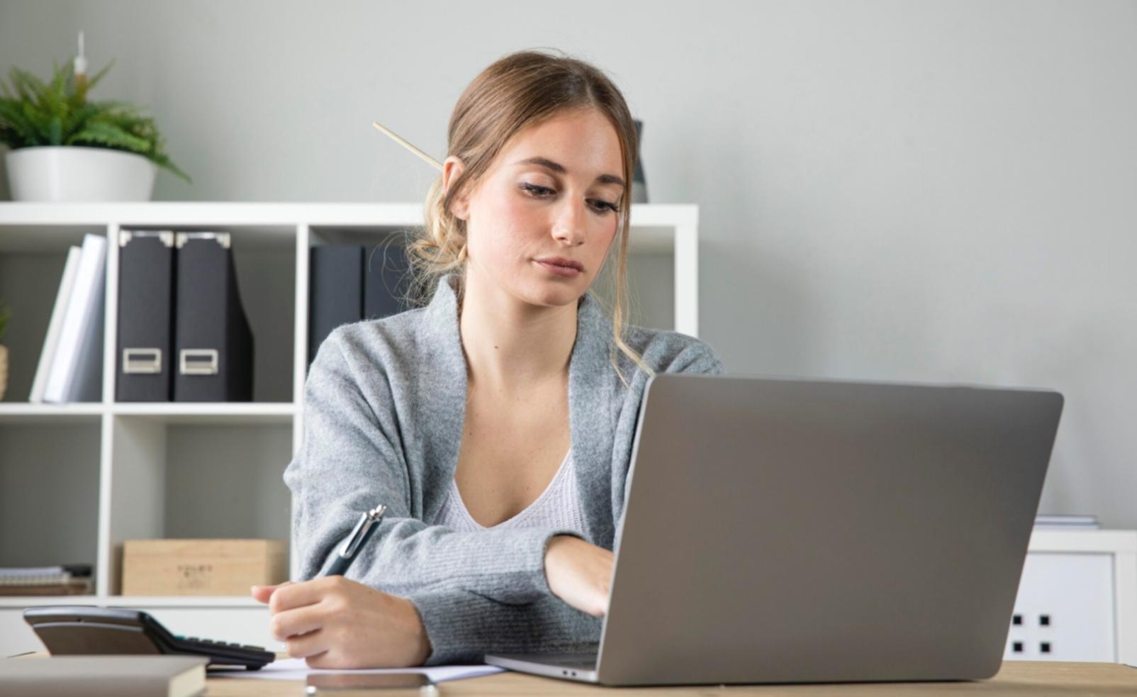 Personne analysant des données financières sur un bureau
