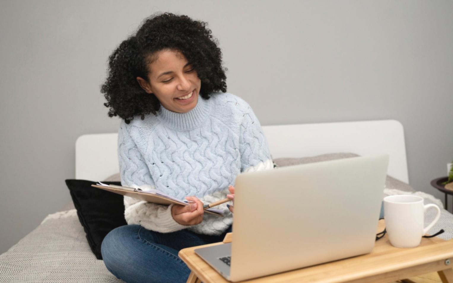 Bureau organisé avec documents financiers et calculatrice